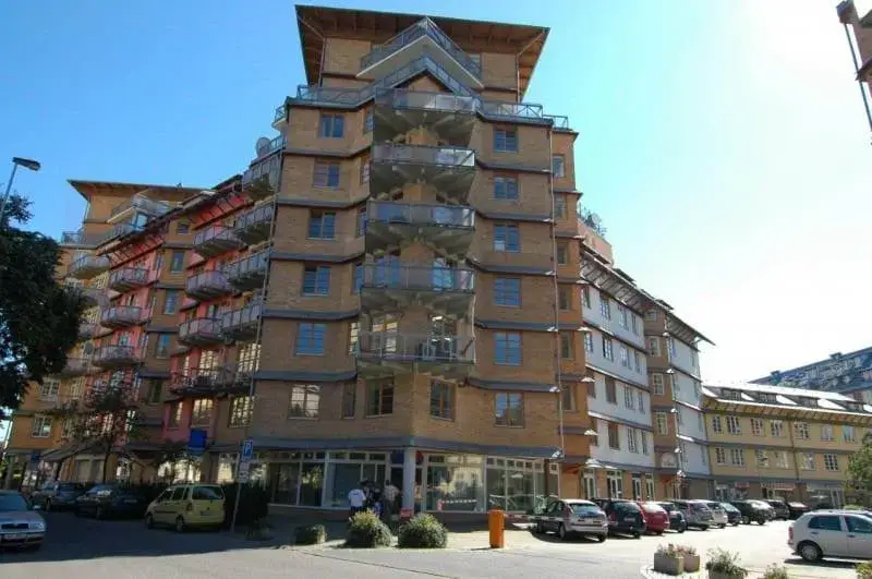 KŘENOVA 438